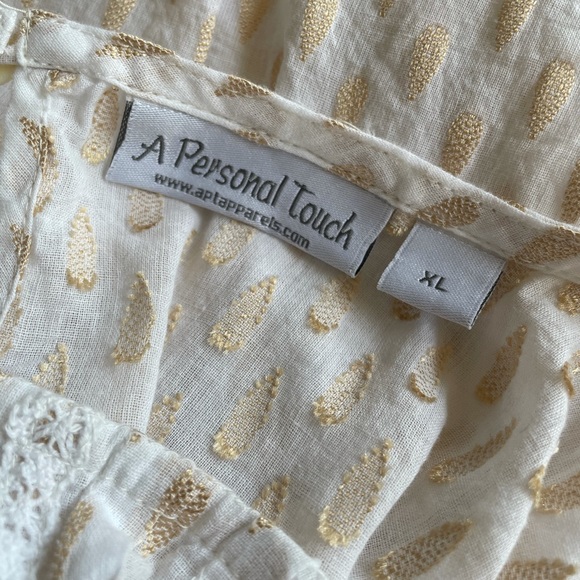 White teardrop 3/4 length blouse. - Picture 3 of 5